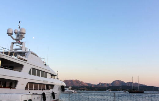 Superyacht in metallo