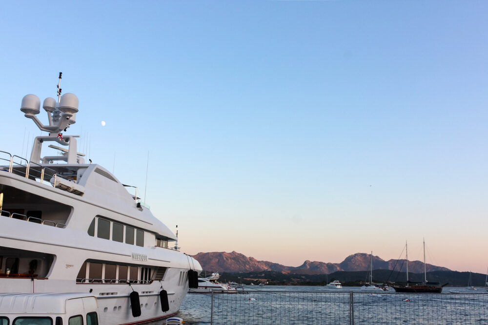 Superyacht in metallo