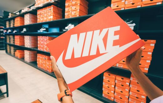 Logo Nike durante una presentazione finanziaria