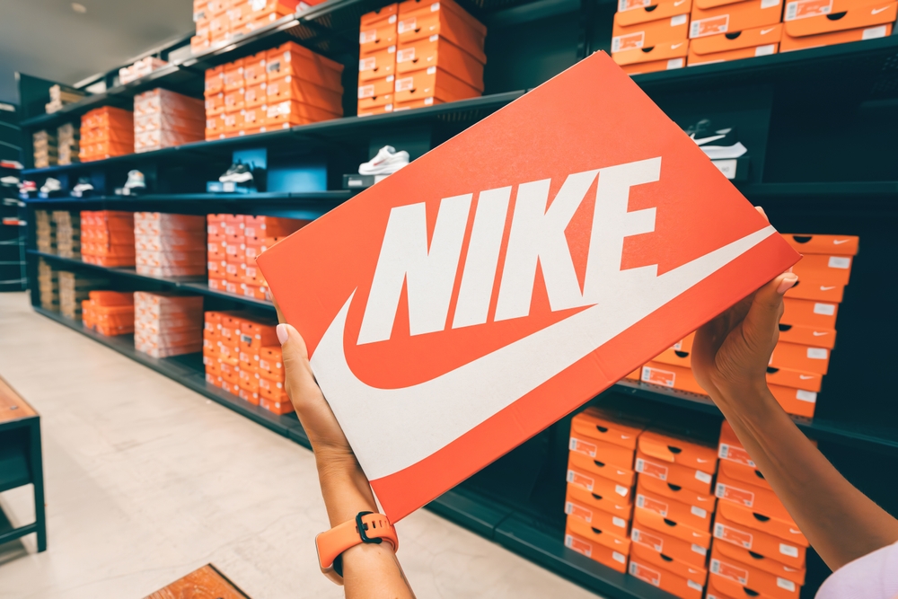 Logo Nike durante una presentazione finanziaria