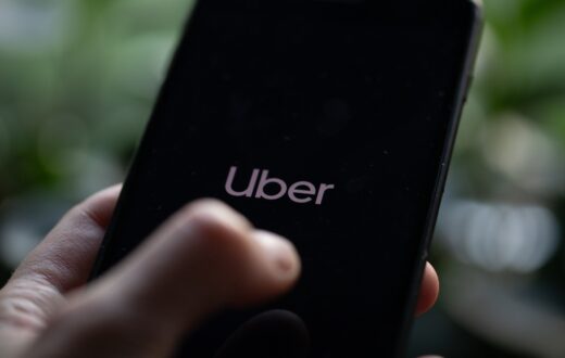 Logo di Uber su sfondo europeo