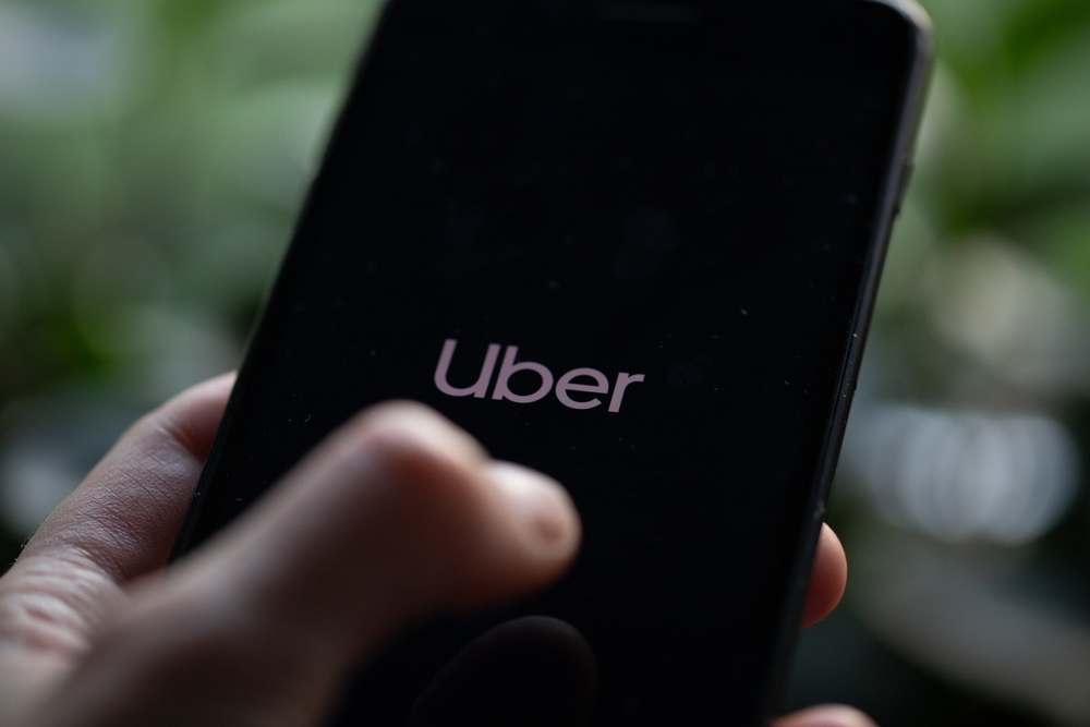 Logo di Uber su sfondo europeo