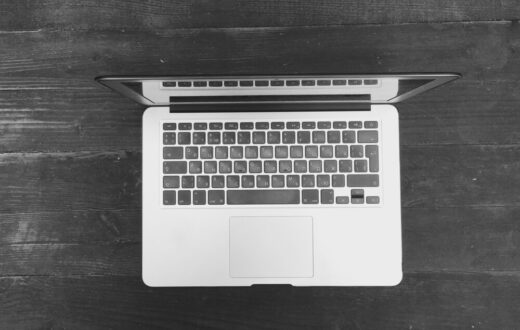 Immagine di un MacBook OLED