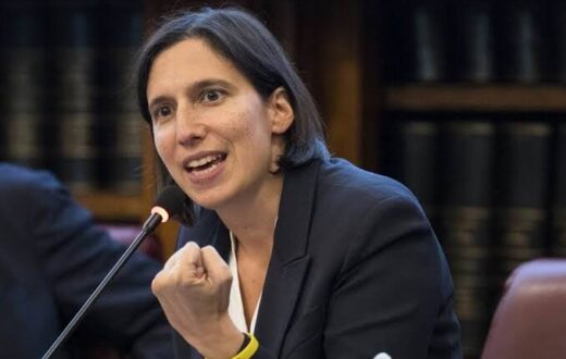Elly Schlein durante una conferenza stampa