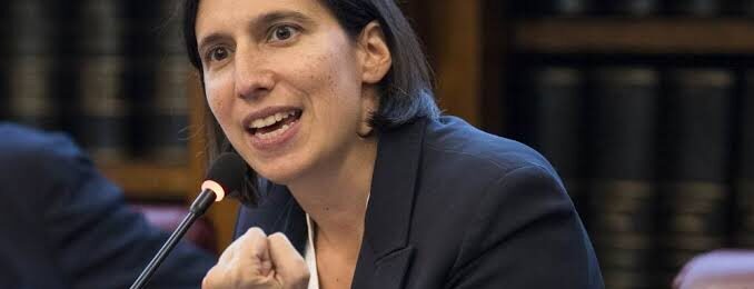 Elly Schlein durante una conferenza stampa