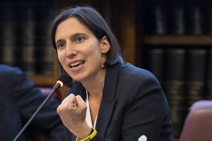 Elly Schlein durante una conferenza stampa